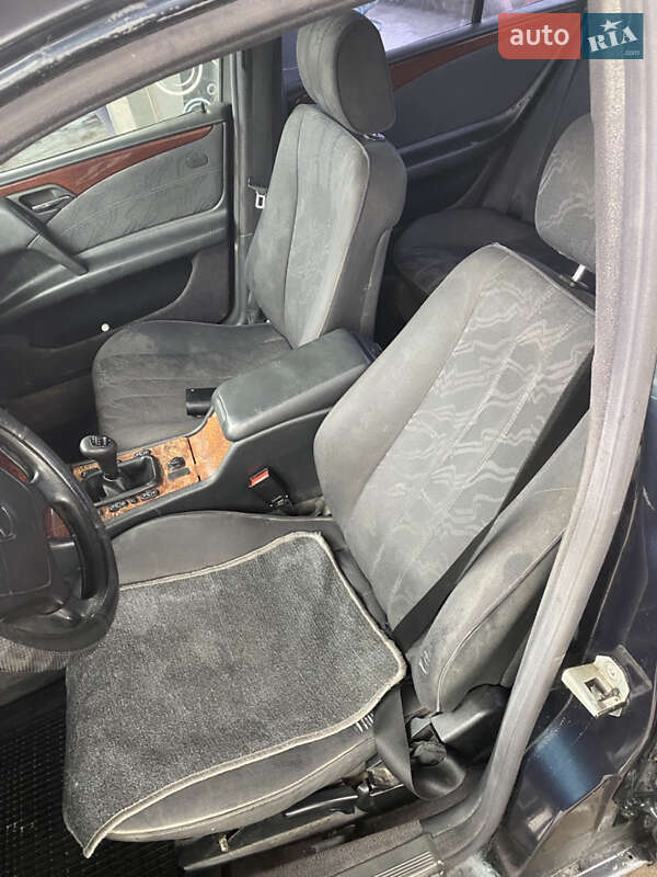 Седан Mercedes-Benz E-Class 1996 в Тростянці