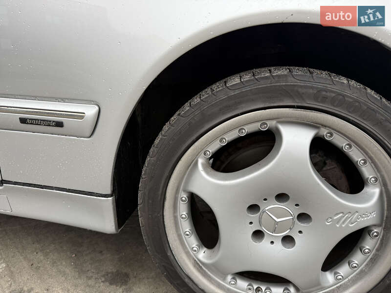 Седан Mercedes-Benz E-Class 2001 в Києві