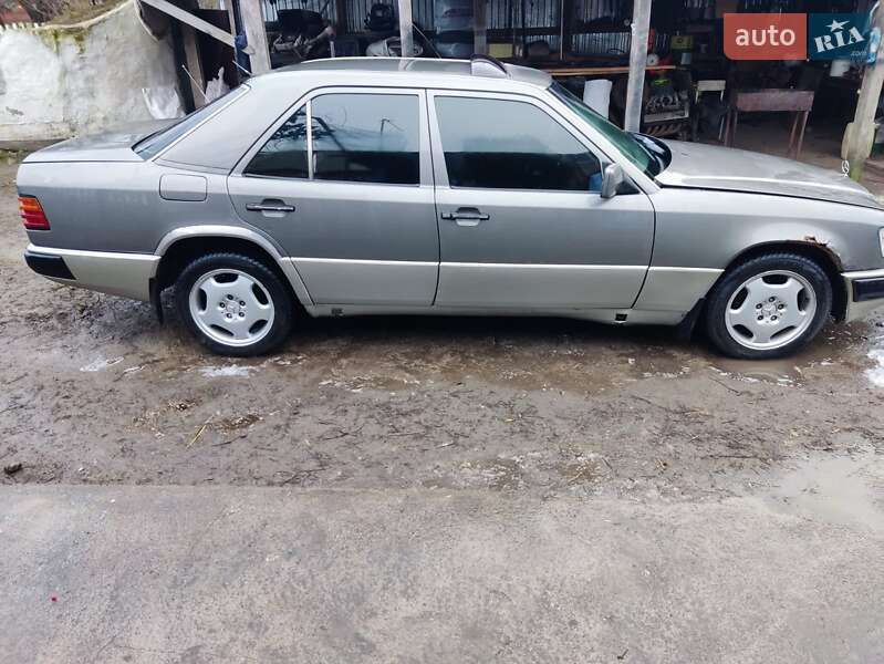 Седан Mercedes-Benz E-Class 1992 в Бердичеві