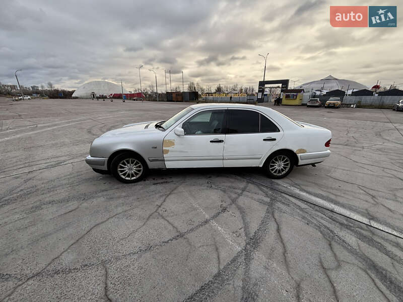 Седан Mercedes-Benz E-Class 1998 в Києві