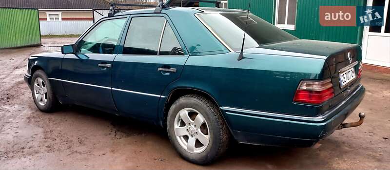 Седан Mercedes-Benz E-Class 1994 в Кельменцях