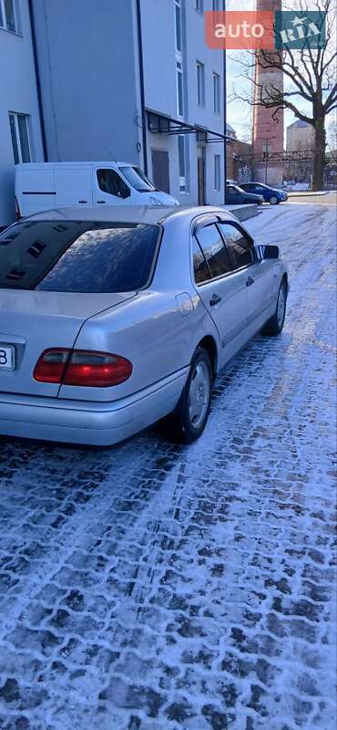 Седан Mercedes-Benz E-Class 1996 в Бориславе