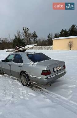 Седан Mercedes-Benz E-Class 1994 в Иванкове