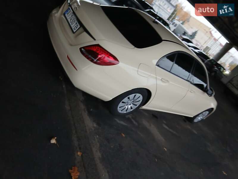 Седан Mercedes-Benz E-Class 2016 в Києві