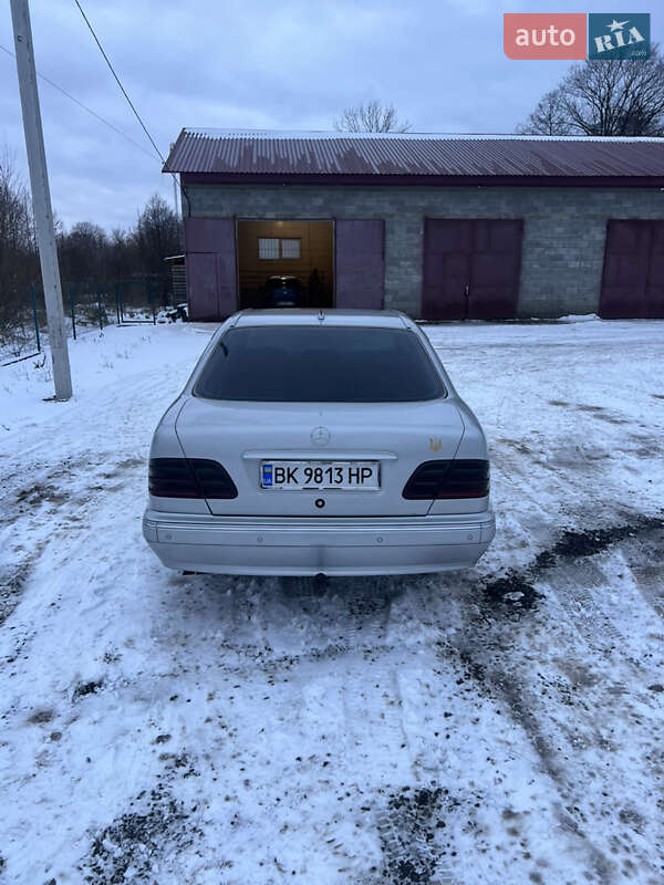 Седан Mercedes-Benz E-Class 2000 в Сарнах