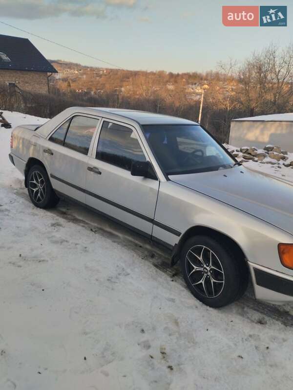 Седан Mercedes-Benz E-Class 1987 в Косове