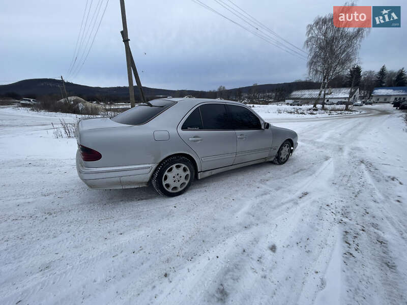 Седан Mercedes-Benz E-Class 2001 в Чернівцях