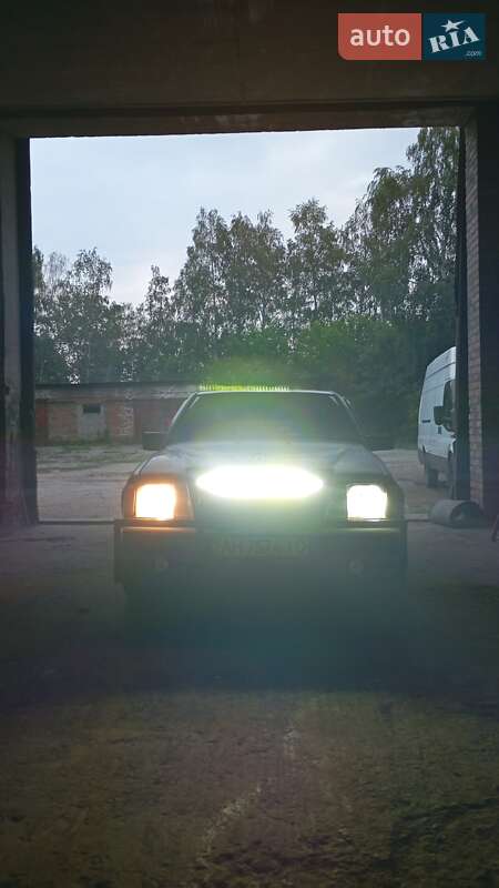 Седан Mercedes-Benz E-Class 1986 в Києві