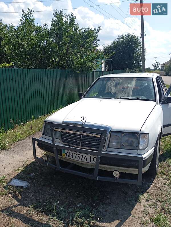 Седан Mercedes-Benz E-Class 1986 в Києві