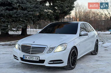 Седан Mercedes-Benz E-Class 2011 в Сарнах