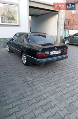 Седан Mercedes-Benz E-Class 1993 в Иршаве