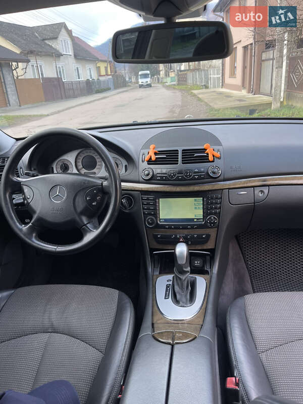 Седан Mercedes-Benz E-Class 2005 в Изе