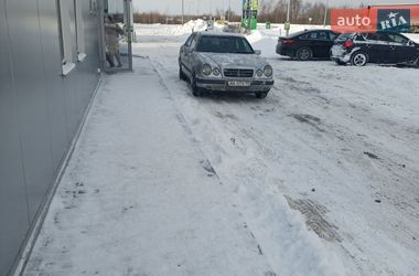 Седан Mercedes-Benz E-Class 1998 в Києві
