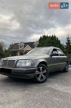 Седан Mercedes-Benz E-Class 1990 в Сколе