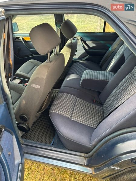 Седан Mercedes-Benz E-Class 1988 в Яворове