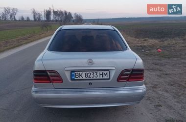 Седан Mercedes-Benz E-Class 2000 в Сарнах