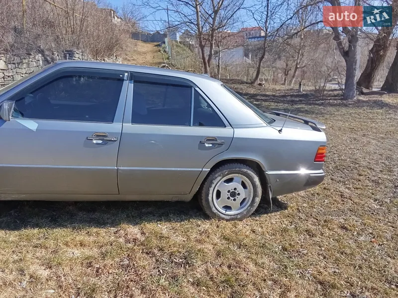 Mercedes-Benz E-Class 1990 VIN WDB1240211B117611 фото оголошення 3 з 33