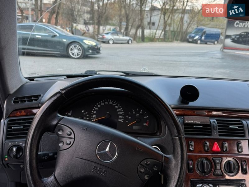 Седан Mercedes-Benz E-Class 2001 в Львове