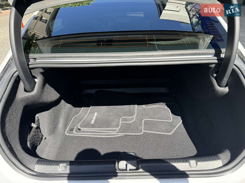 Седан Mercedes-Benz EQE 2022 в Львове