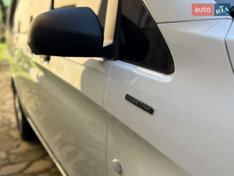 Минивэн Mercedes-Benz eVito 2021 в Тячеве