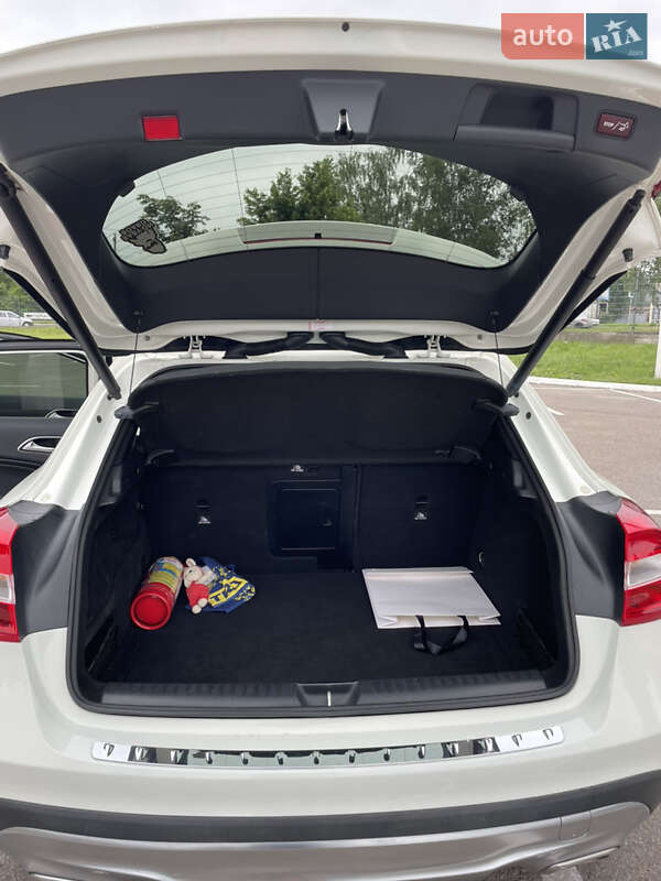 Внедорожник / Кроссовер Mercedes-Benz GLA-Class 2016 в Киеве