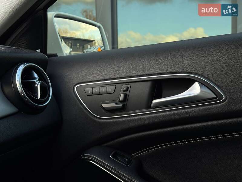 Внедорожник / Кроссовер Mercedes-Benz GLA-Class 2015 в Ровно