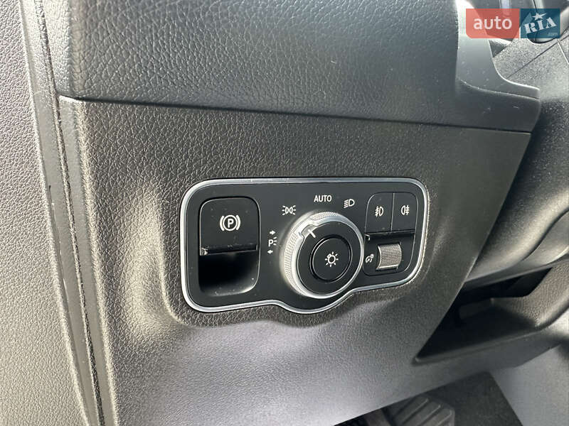 Внедорожник / Кроссовер Mercedes-Benz GLB-Class 2019 в Киеве