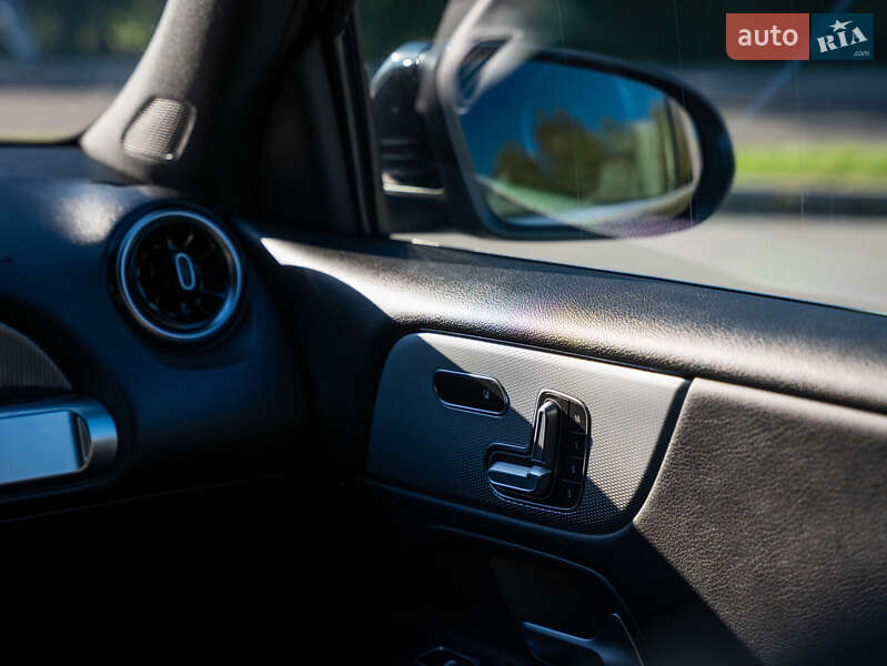 Позашляховик / Кросовер Mercedes-Benz GLB-Class 2019 в Луцьку