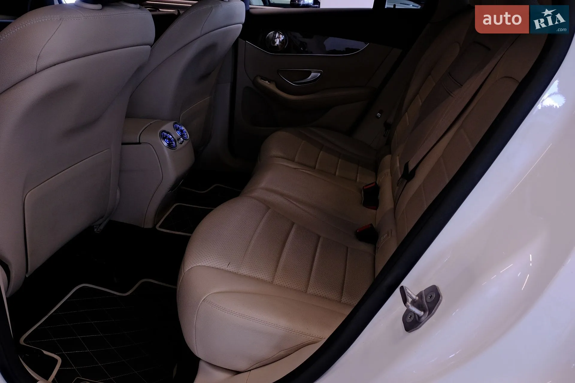 2018 Mercedes-Benz GLC - мініатюра 27