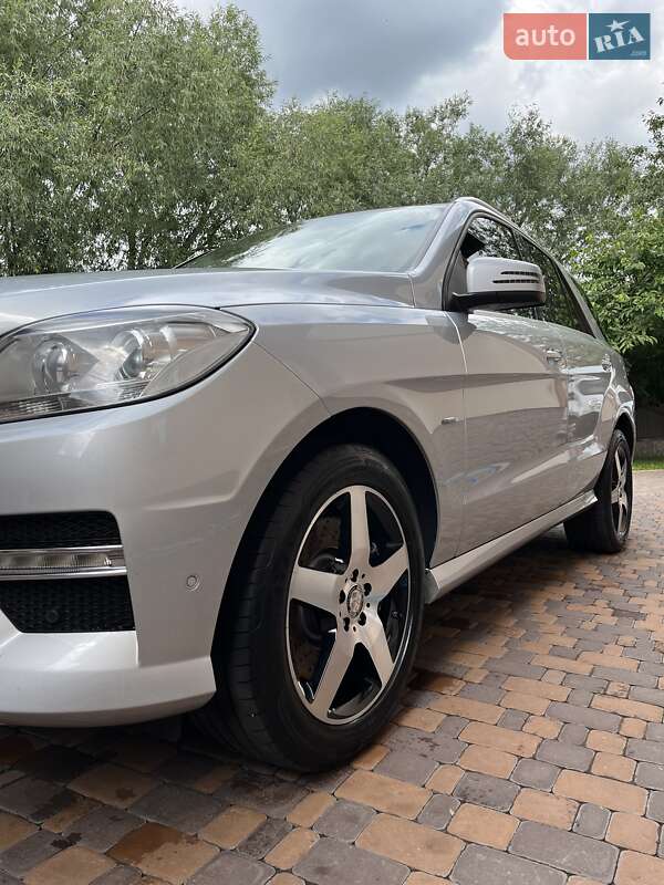Внедорожник / Кроссовер Mercedes-Benz M-Class 2012 в Киеве