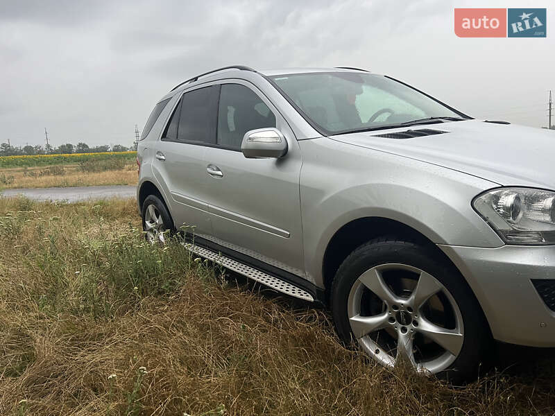 Внедорожник / Кроссовер Mercedes-Benz M-Class 2009 в Долинской