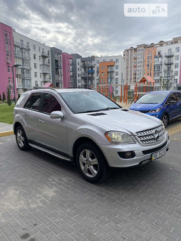 Внедорожник / Кроссовер Mercedes-Benz M-Class 2005 в 