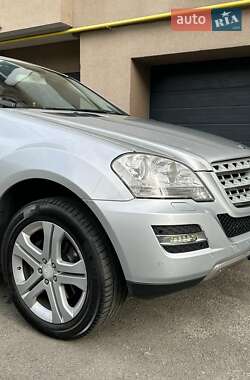 Внедорожник / Кроссовер Mercedes-Benz M-Class 2011 в 