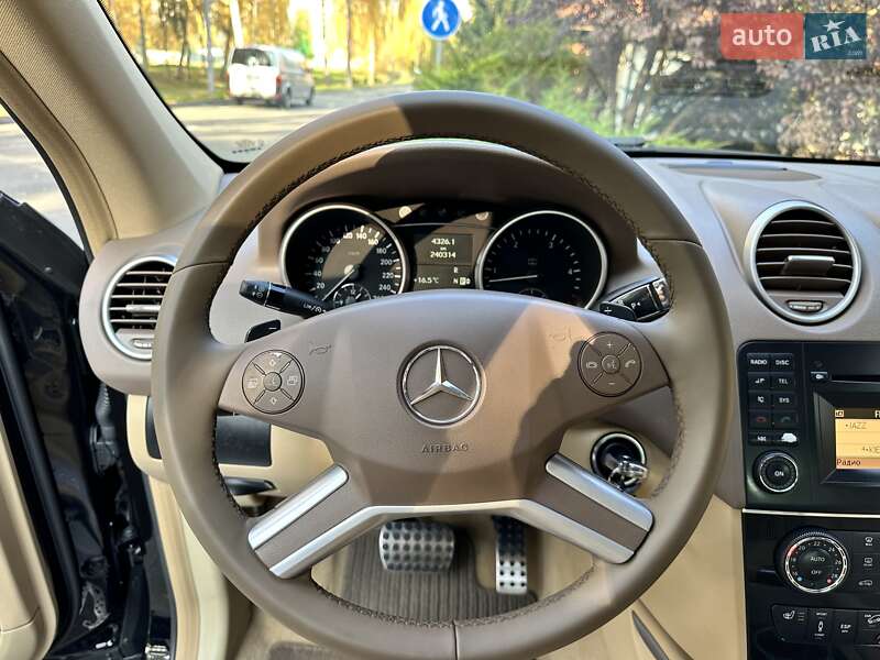 Внедорожник / Кроссовер Mercedes-Benz M-Class 2010 в Киеве