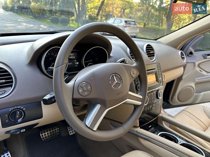 Внедорожник / Кроссовер Mercedes-Benz M-Class 2010 в Киеве