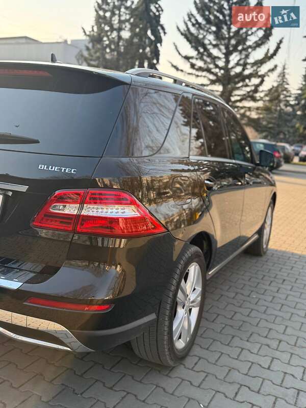 Внедорожник / Кроссовер Mercedes-Benz M-Class 2011 в Черновцах