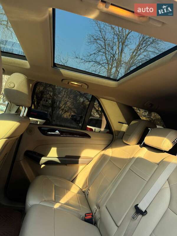 Внедорожник / Кроссовер Mercedes-Benz M-Class 2011 в Черновцах