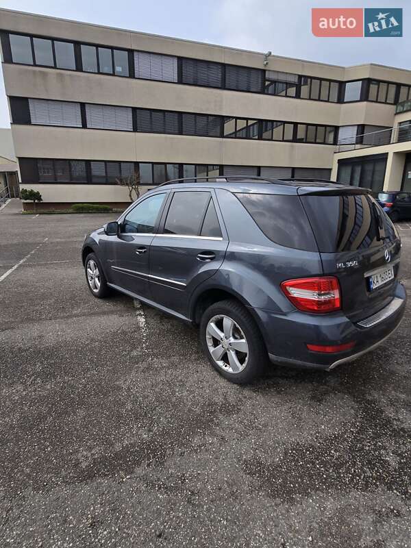 Внедорожник / Кроссовер Mercedes-Benz M-Class 2010 в Киеве
