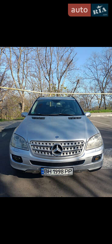 Внедорожник / Кроссовер Mercedes-Benz M-Class 2006 в 