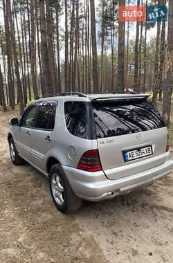 Внедорожник / Кроссовер Mercedes-Benz M-Class 1999 в 