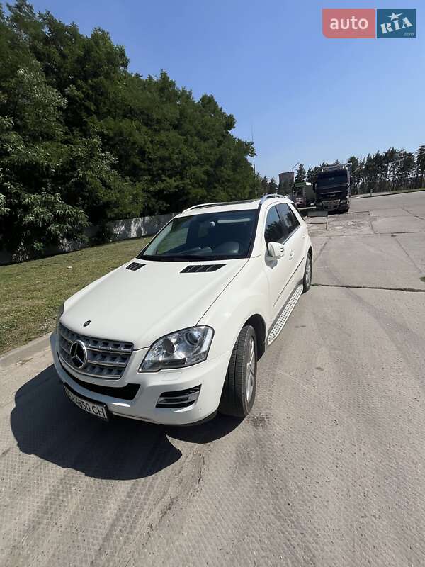 Внедорожник / Кроссовер Mercedes-Benz M-Class 2010 в 