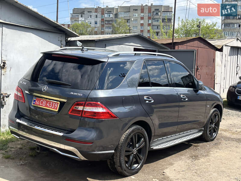 Внедорожник / Кроссовер Mercedes-Benz M-Class 2012 в Львове