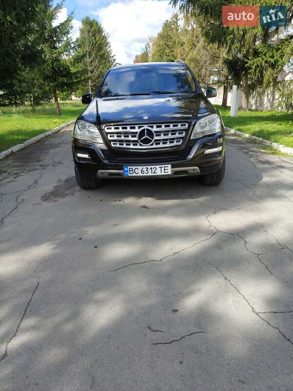 Внедорожник / Кроссовер Mercedes-Benz M-Class 2011 в Остроге
