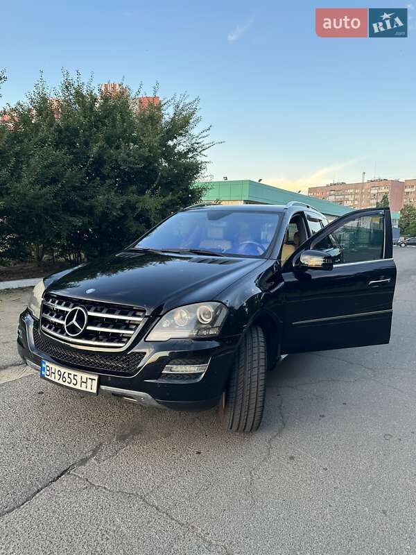 Внедорожник / Кроссовер Mercedes-Benz M-Class 2011 в Ровно