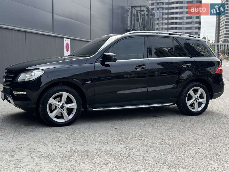 Внедорожник / Кроссовер Mercedes-Benz M-Class 2011 в Киеве