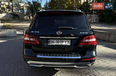Позашляховик / Кросовер Mercedes-Benz M-Class 2011 в 