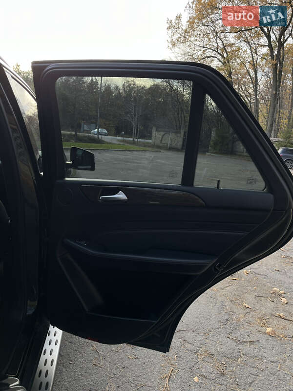 Позашляховик / Кросовер Mercedes-Benz M-Class 2011 в Рівному