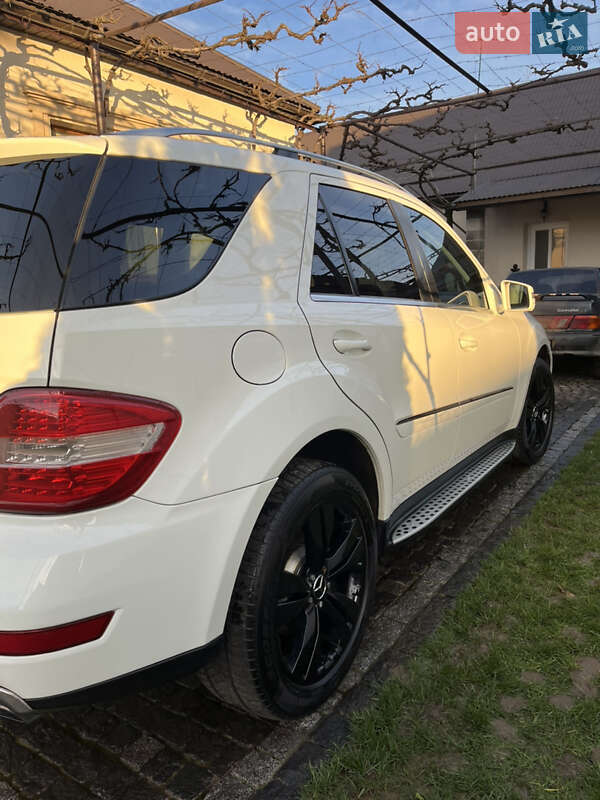 Внедорожник / Кроссовер Mercedes-Benz M-Class 2011 в Белках