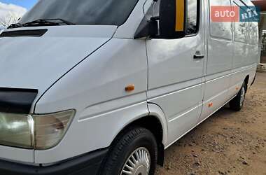 Грузовой фургон Mercedes-Benz Sprinter 2000 в 
