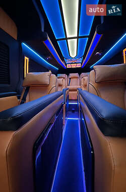 Вантажопасажирський фургон Mercedes-Benz Sprinter 2020 в 
